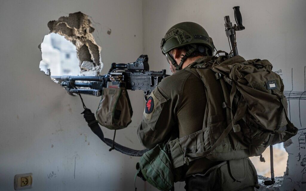 IDF soldier with machine gun